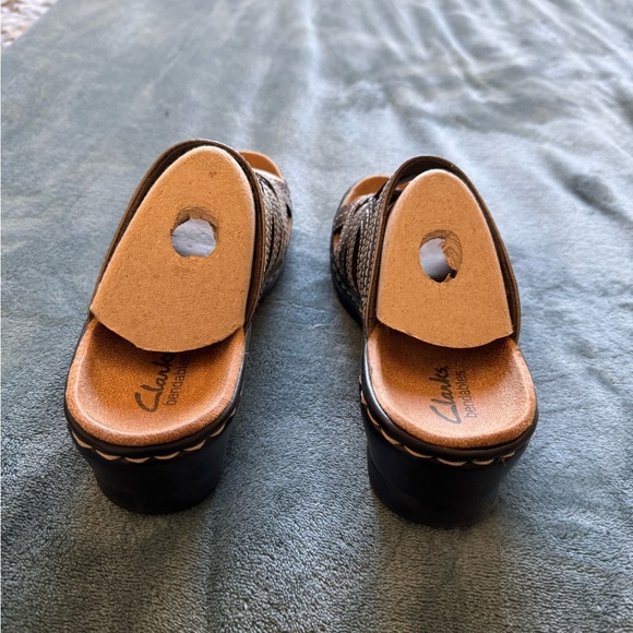 Clarks Sandals Pewter - New No Box Size 6.5 Super Cute and comfortable. - Picture 3 of 3